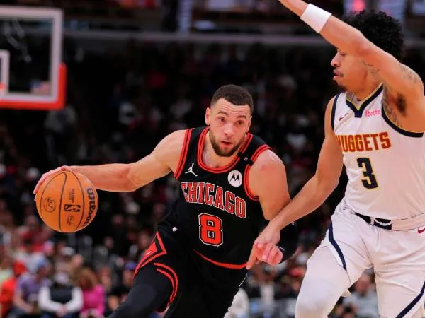 Zach LaVine (kiri) mencetak 21 poin saat Chicago Bulls meraih kemenangan 129-121 atas tim tamu Denver Nuggets pada hari Senin (27/1) malam. (Foto: AP)