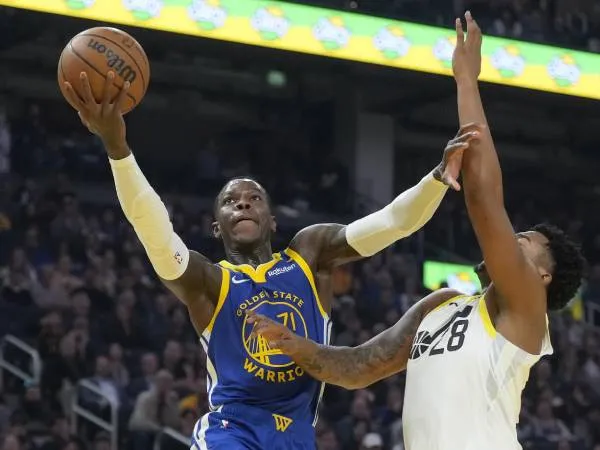 Dennis Schroder (kiri) mencetak 23 poin saat Golden State Warriors meraih kemenangan 114-103 atas Utah Jazz pada hari Selasa (28/1) malam. (Foto: AP)