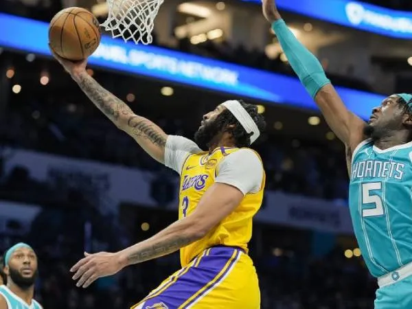Anthony Davis (kiri) mencetak 42 poin saat tim tamu Los Angeles Lakers mengalahkan Charlotte Hornets 112-107 pada Senin (27/1) malam. (Foto: AP)