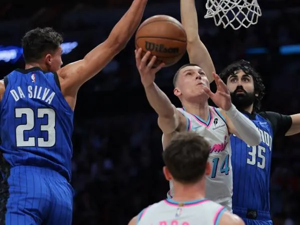 Tyler Herro (tengah) mencetak 30 poin saat Miami Heat menang 125-119 melalui dua babak perpanjangan waktu atas Orlando Magic pada Senin (27/1) malam. (Foto: AP)