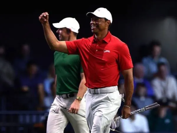 Tiger Woods melakukan selebrasi saat tim Jupiter Links Golf Club mengalahkan Boston Common Golf. (Foto: Golf Digest)