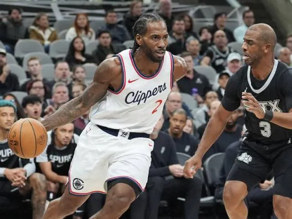 Kawhi Leonard (kiri) mencetak 27 saat Los Angeles Clippers menang 128-116 atas tuan rumah San Antonio Spurs pada Rabu (29/1) malam. (Foto: AP)