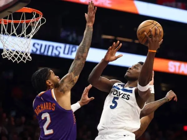 Anthony Edwards mencetak 33 poin saat Minnesota Timberwolves meraih kemenangan 121-113 atas tuan rumah Phoenix Suns pada hari Rabu (29/1) malam. (Foto: AP)