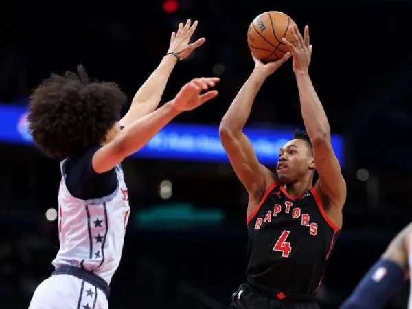Scottie Barnes (kanan) mencetak 24 poin saat Toronto Raptors menang 106-82 atas Wizards pada hari Rabu (29/1) malam di Washington. (Foto: AP)