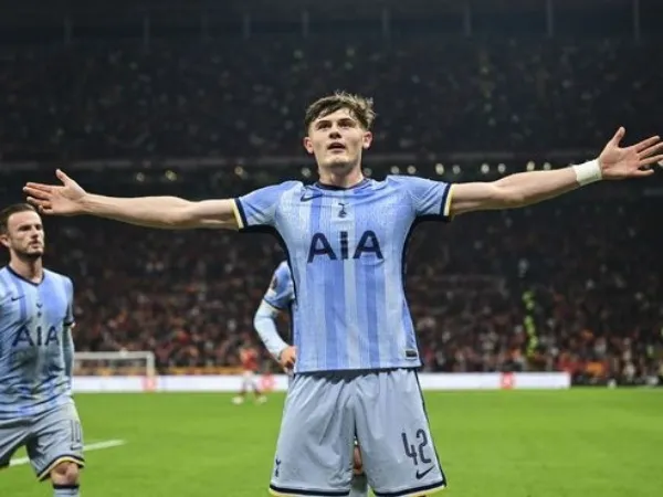 Tottenham pinjamkan Lankshear ke West Brom