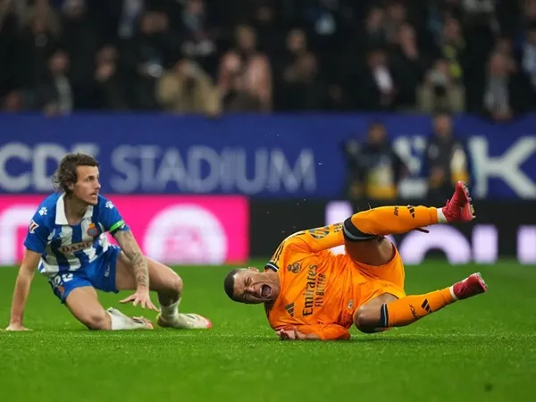 Bek Kiri Espanol Minta Maaf Usai Tekel Keras ke Mbappe