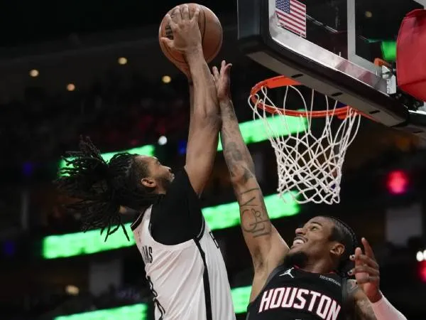 Ziaire Williams (kiri) mencetak 21 poin saat tim tamu Brooklyn Nets meraih kemenangan 110-98 atas Houston Rockets pada hari Sabtu (1/2) malam. (Foto: AP)