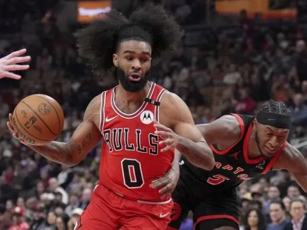 Coby White (kiri) mencetak 25 poin saat tim tamu Chicago Bulls mengalahkan Toronto Raptors 122-106 pada hari Jumat (31/1) malam. (Foto: AP)