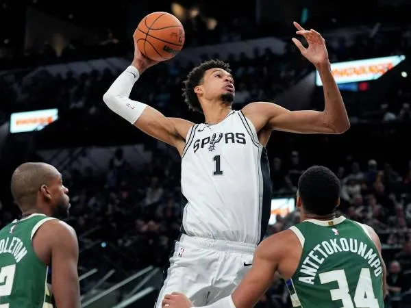 Victor Wembanyama mencetak 30 poin saat San Antonio Spurs mengalahkan tim tamu Milwaukee Bucks 144-118 pada Jumat (31/1) malam. (Foto: AP)