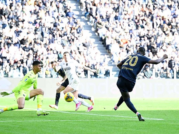 Bantu Juventus Bantai Empoli, Randal Kolo Muani Samai Rekor Carlos Tevez