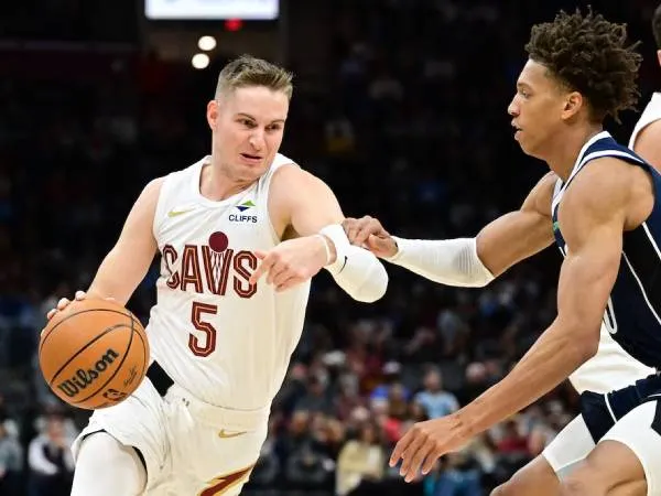 Sam Merrill (kiri) mencetak 27 poin saat tuan rumah Cleveland Cavaliers menang besar 144-101 atas Dallas Mavericks pada Minggu (2/2) sore. (Foto: AP)