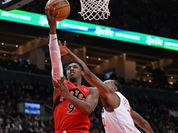 RJ Barrett (kiri) mencetak 20 poin saat Toronto Raptors mengalahkan tim tamu Los Angeles Clippers 115-108 pada hari Minggu (2/2) sore. (Foto: AP)