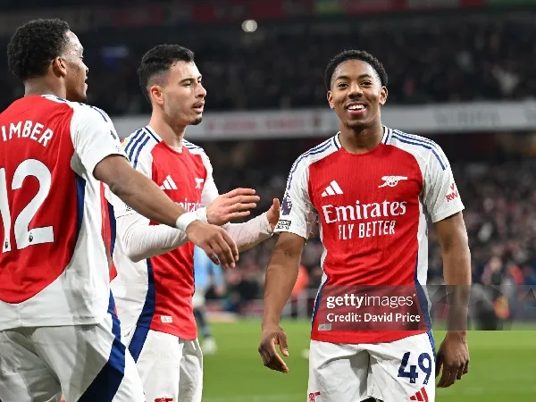 Gabriel Martinelli memberikan pembelaan terhadap Myles Lewis-Skelly