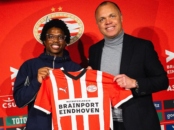 Manchester United Pinjamkan Tyrell Malacia ke PSV Eindhoven