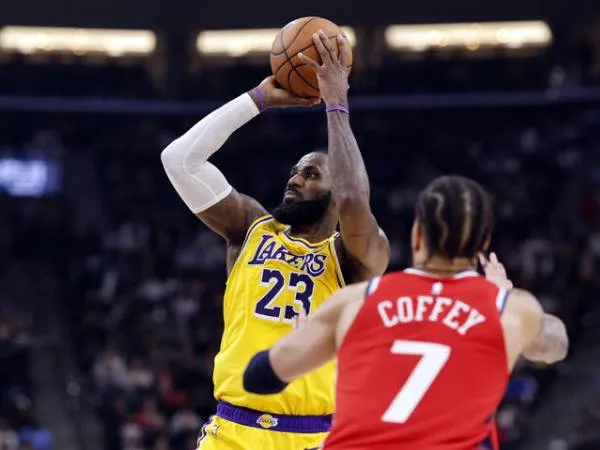 LeBron James mencetak 26 poin saat Los Angeles Lakers menang 122-97 atas Los Angeles Clippers pada hari Selasa (4/2) malam. (Foto: AP)