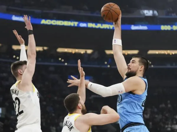 Ivica Zubac (kanan) mengoleksi 26 poin saat Los Angeles Clippers meraih kemenangan 130-110 atas tim tamu Utah Jazz pada Sabtu (8/2) di Inglewood, Calif. (Foto: AP)
