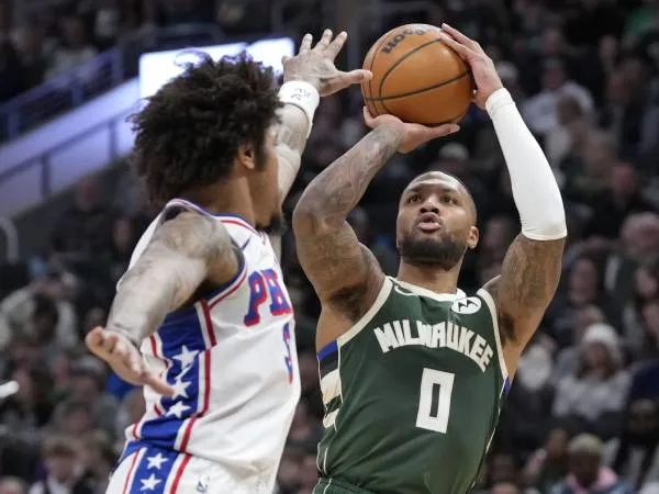 Damian Lillard mencetak 43 poin saat Milwaukee Bucks meraih kemenangan 135-127 atas tim tamu Philadelphia 76ers pada Minggu (9/2) siang. (Foto: AP)