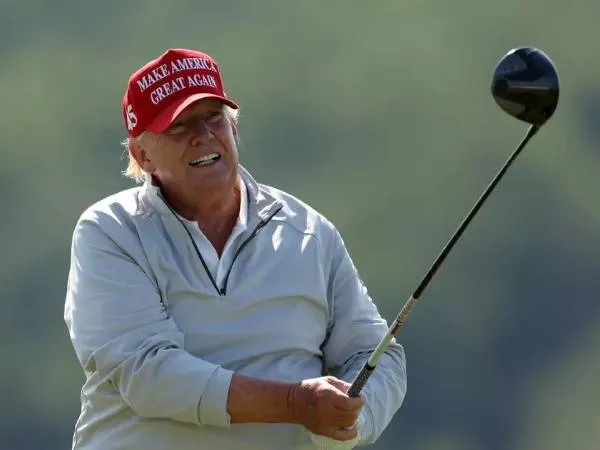 Presiden Donald Trump, seorang pegolf yang rajin, memiliki kedudukan dan kredibilitas dengan para pendiri LIV. (Foto: Golf Digest)