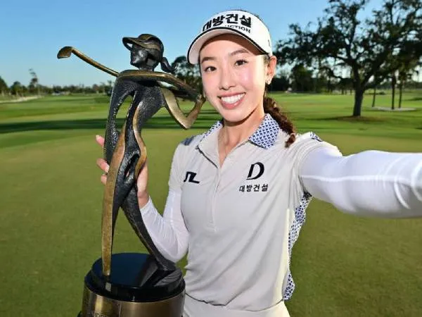 Yealimi Noh berpose dengan trofi Founders Cup. (Foto: Golf Digest)