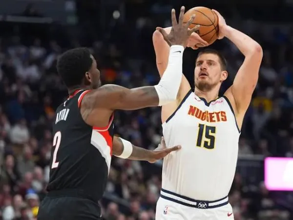 Nikola Jokic (kanan) mencetak 40 poin saat Denver Nuggets mengalahkan Portland Trail Blazers 146-117 pada Senin (10/2) malam. (Foto: AP)