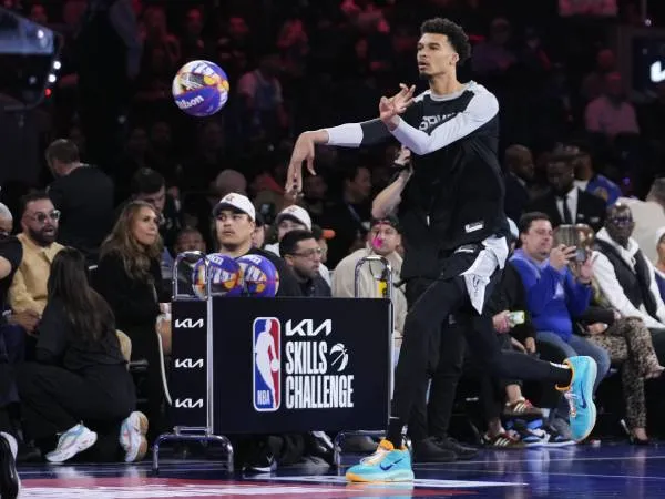 Victor Wembanyama beraksi di kontes Skills Challenge. (Foto: AP)