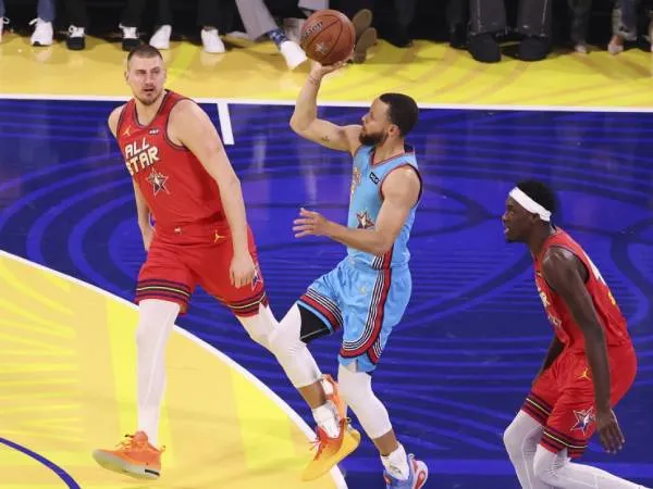 Stephen Curry (tengah), yang mencetak 12 poin dalam pertandingan final, meraih MVP NBA All-Star Game 2025. (Foto: AP)