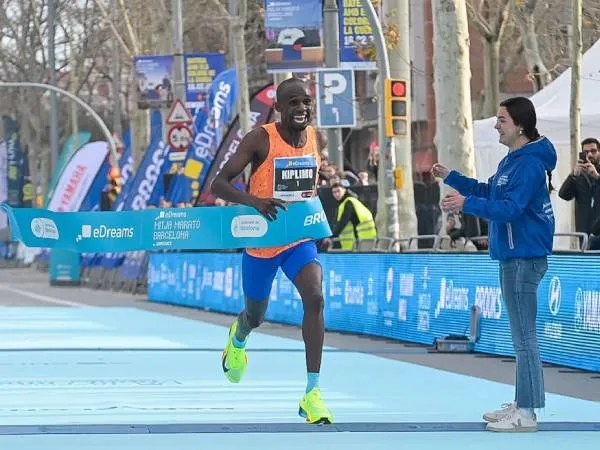 Jacob Kiplimo melewati garis finis di Barcelona Half Marathon 2025. (Foto: World Running)
