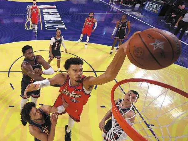 Pemain San Antonio Spurs asal Prancis, Victor Wembanyama (tengah) mendukung penuh konsep AS Vs Internasional untuk All-Star Game. (Foto: AP)