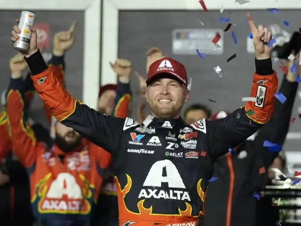 William Byron melakukan selebrasi setelah memenangkan Daytona 500 keduanya. (Foto: AP)