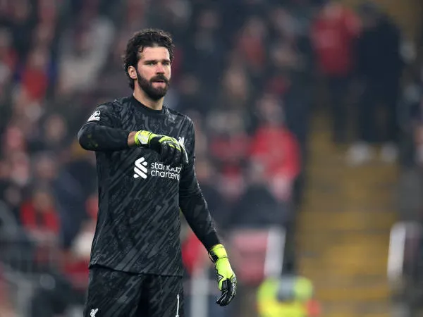 Bocoran Terbaru Muncul, Seragam Kiper Liverpool Berwarna Merah Muda?