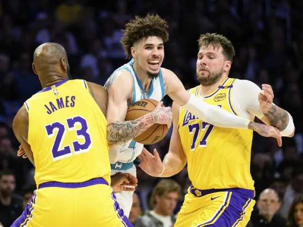 LaMelo Ball (tengah) mencetak 27 poin saat tim tamu Charlotte Hornets meraih kemenangan 100-97 atas Los Angeles Lakers pada hari Rabu (19/2). (Foto: AP)