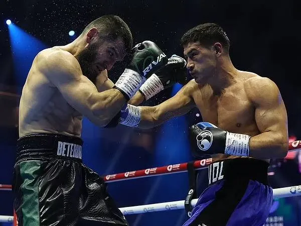 Dmitry Bivol (kanan) dan Artur Beterbiev bertarung pada Oktober tahun lalu. (Foto: Fight TV)