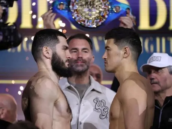 Artur Beterbiev (kiri) dan Dmitry Bivol. (Foto: Fight TV)