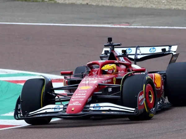 Lewis Hamilton Ungkap Masih Adaptasi Setir di Ferrari