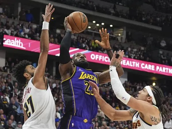 LeBron James (tengah) mencetak 25 poin saat tim tamu Los Angeles Lakers mengalahkan Denver Nuggets 123-100 pada hari Sabtu (22/2) malam. (Foto: AP)
