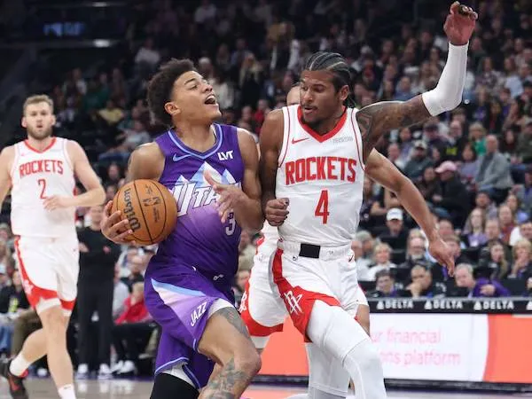 Keyonte George (kiri) mencetak 30 poin saat Utah Jazz meraih kemenangan 124-115 atas tim tamu Houston Rockets pada Sabtu (22/2) malam. (Foto: AP)