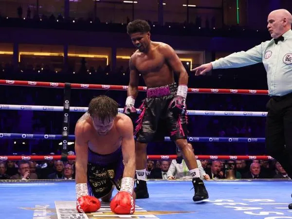 Shakur Stevenson menatap Josh Padley yang terjatuh ke kanvas. (Foto: Fight TV)