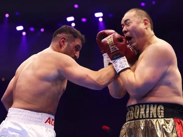 Agit Kabayel (kiri) dan Zhilei Zhang. (Foto: Fight TV)