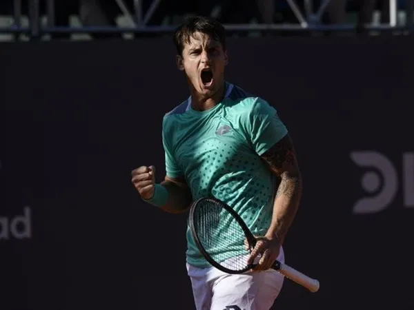 Camilo Ugo Carabelli Awali Turnamen Di Santiago Dengan Menangkan Laga Dramatis