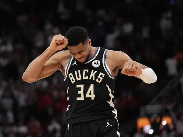 Giannis Antetokounmpo Tak Masalah Dapat Pelanggaran Keras Thompson