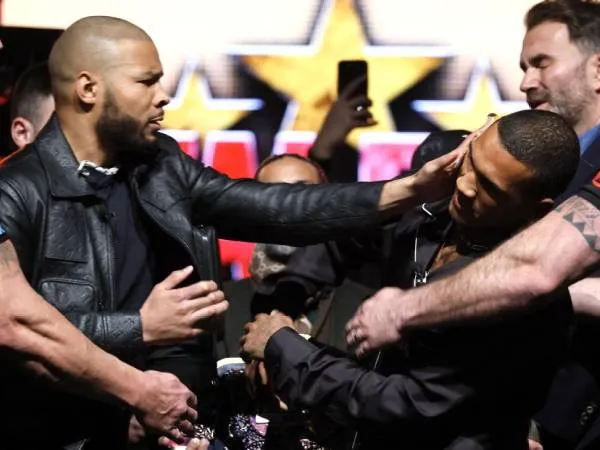Chris Eubank Jr (kiri) tampak menampar Conor Benn saat melakukan “face-off”. (Foto: AFP)