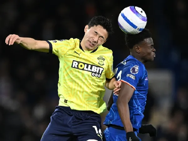 Yukinari Sugawara berduel dengan pemain Chelsea, Tyrique George