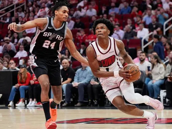 Amen Thompson (kanan) mencetak 25 poin saat Houston Rockets meraih kemenangan 118-106 atas tim tamu San Antonio Spurs pada hari Rabu (26/2) malam. (Foto: AP)