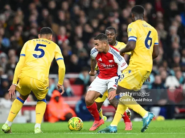 Marc Guehi saat berhadapan dengan Gabriel Jesus