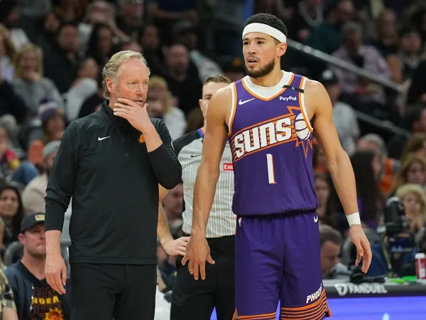 Devin Booker dapat peringatan dari Mike Budenholzer untuk lebih 'diam'.