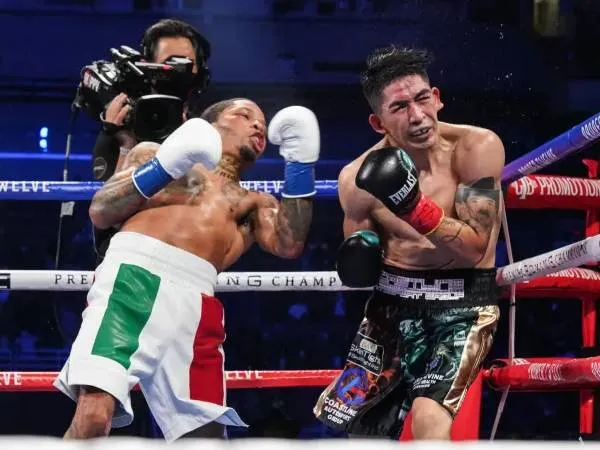 Gervonta Davis (kiri) mengalahkan Leo Santa Cruz. (Foto: Fight TV)
