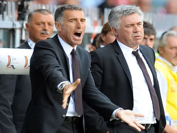 Mauro Tassotti (kiri) dilaporkan berpotensi menggantikan posisi Sergio Conceicao sebagai pelatih AC Milan / via Getty Images
