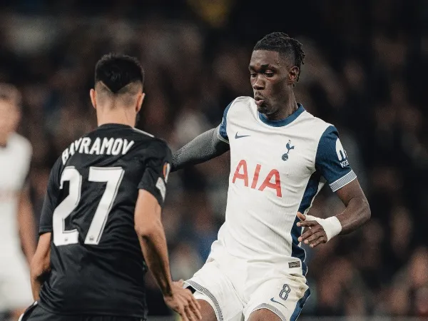 Gelandang Tottenham