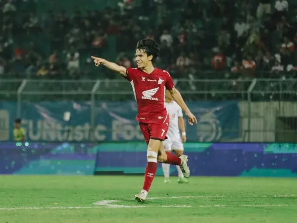 Victor Dethan, salah seorang pencetak gol PSM Makassar ke ngawang Madura United
