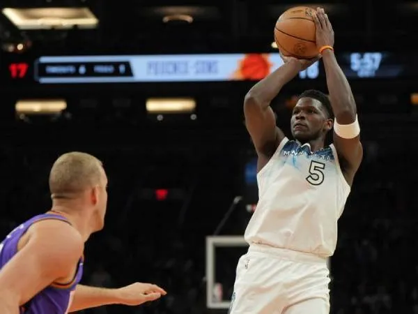 Anthony Edwards (kanan) mencetak 44 poin saat Minnesota Timberwolves membukukan kemenangan 116-98 atas tuan rumah Phoenix Suns pada Minggu (2/3) malam. (Foto: AP)